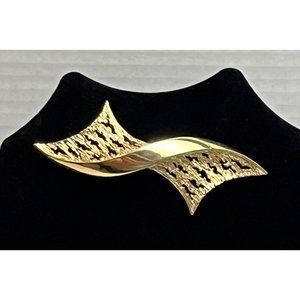 Crown Trifari Brooch Vintage Signed Gold Tone Textured Filigree Modernist
